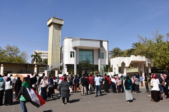 Sudan'ın başkenti Hartum’daki Dışişleri Bakanlığı önünde eylem düzenleyen aileler, tepkilerini dile getirdi. Fotoğraf: AA